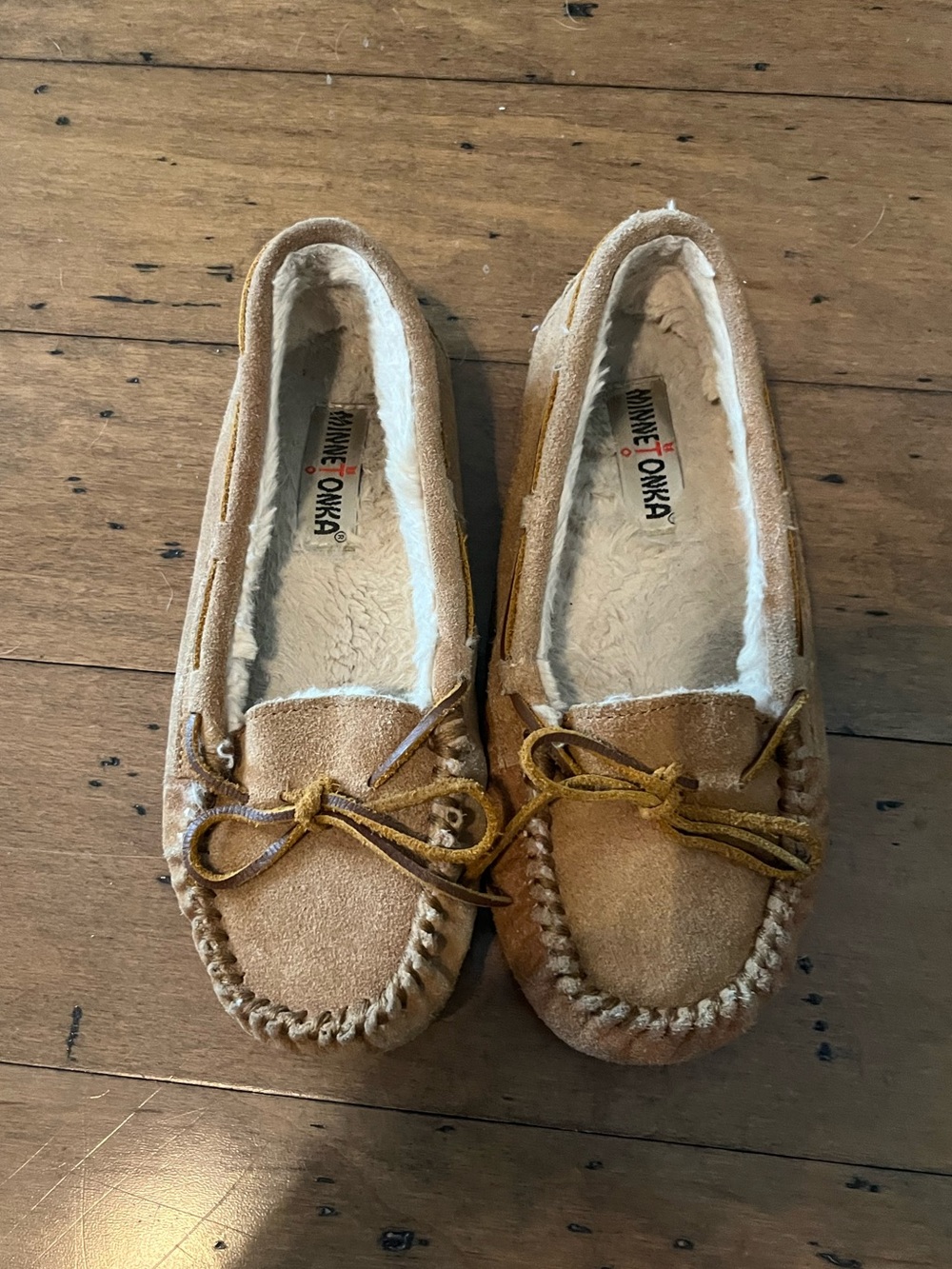 Minnetonka Tan Suede Moccasin Slippers size 8